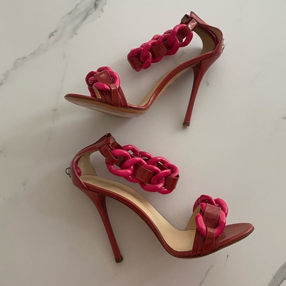 Size 40.5, Versus/Versace, Magenta Chain Link Heels. - Picture 4 of 5